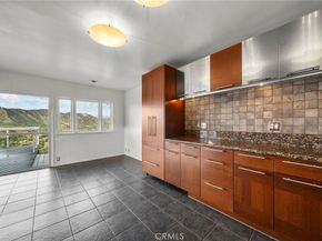 7027 Macapa, Los Angeles CA 90068