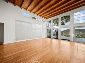 7027 Macapa, Los Angeles CA 90068