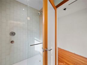 7027 Macapa, Los Angeles CA 90068