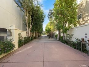 453 S Barrington, Los Angeles CA 90049