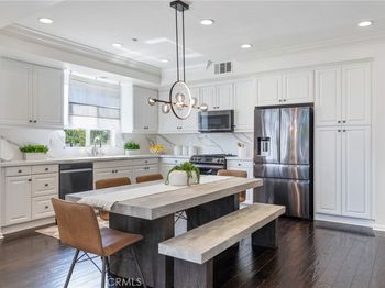 5547 Strand