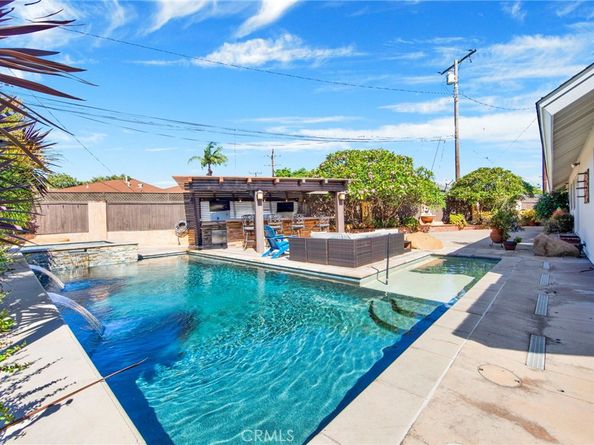 5025 E Los Coyotes Diagonal, Long Beach CA 90815