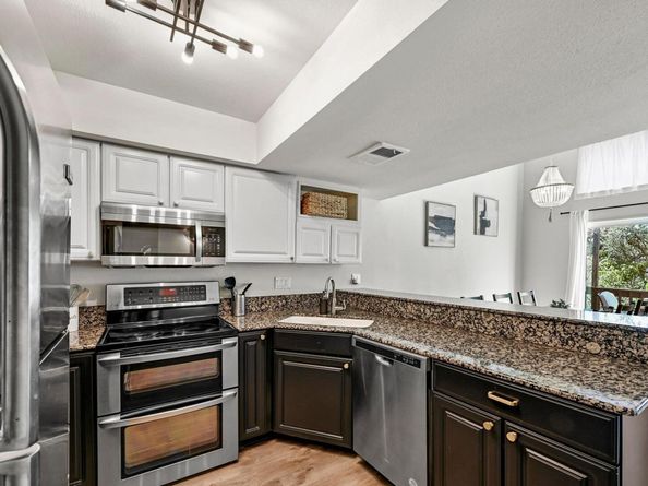 211 Comanche LN, Lago Vista TX 78645