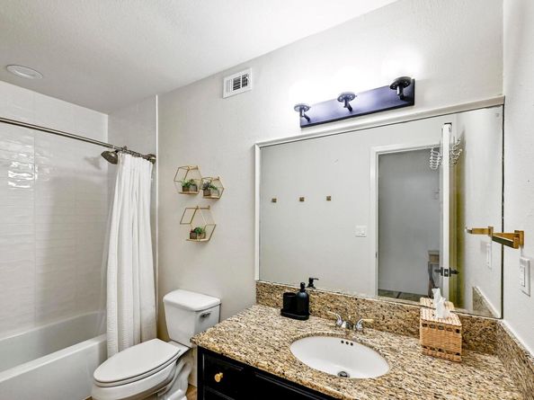 211 Comanche LN, Lago Vista TX 78645