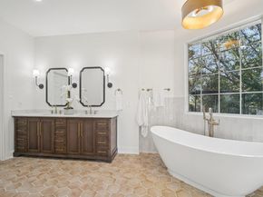 10 Lost Meadow TRL, The Hills TX 78738