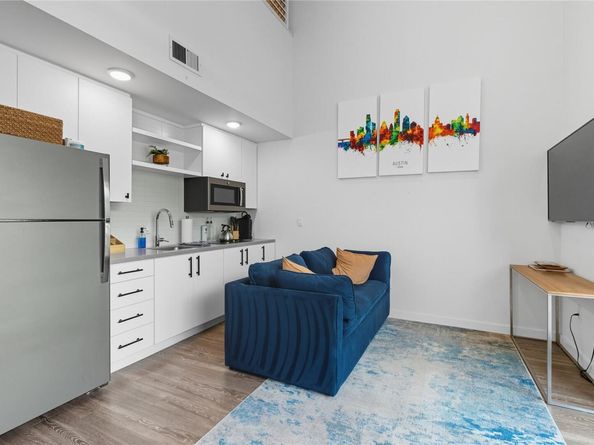 49 Navasota ST 205, Austin TX 78702