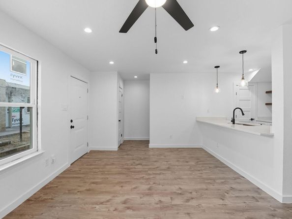 2124 Burton DR 133, Austin TX 78741