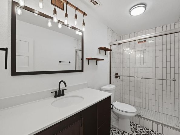 2124 Burton DR 133, Austin TX 78741