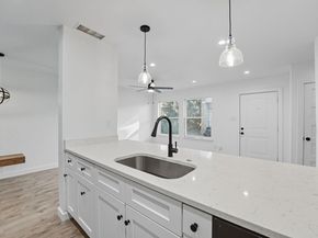 2124 Burton DR 133, Austin TX 78741