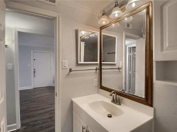 1304 Summit ST 107, Austin TX 78741