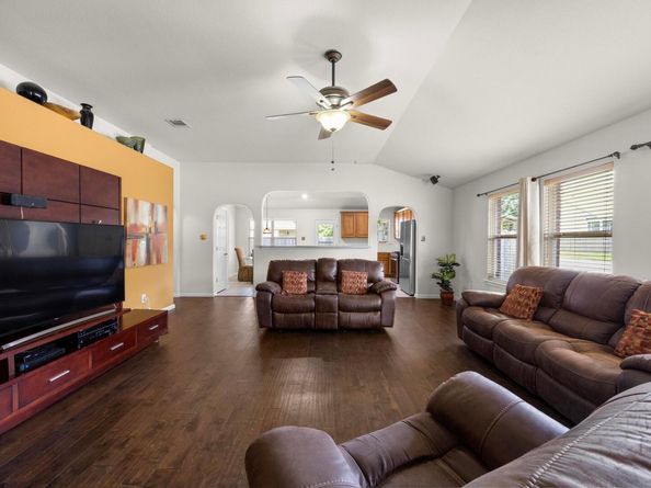 2801 Stirrup CV, Leander TX 78641