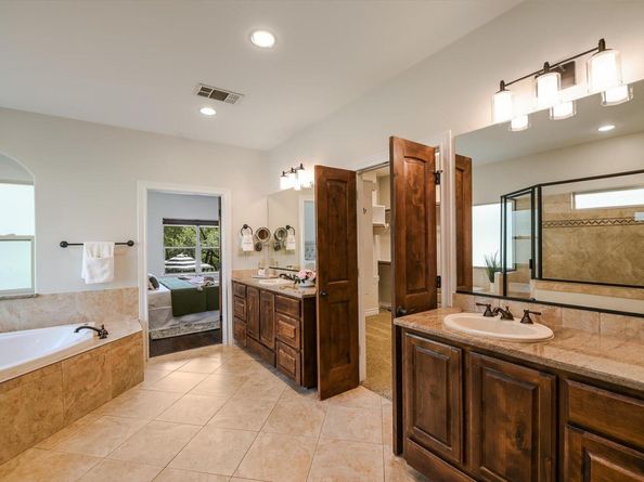 524 Highland Spring LN, Georgetown TX 78633
