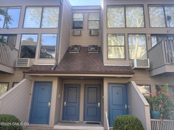1465 E Putnam Avenue