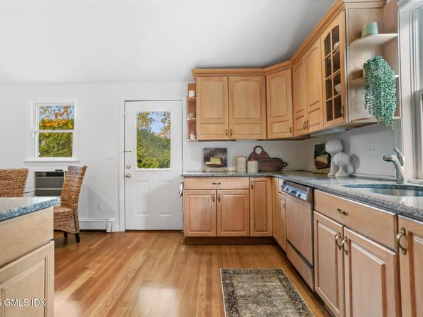 11 Shorelands Place, Old Greenwich CT 06870