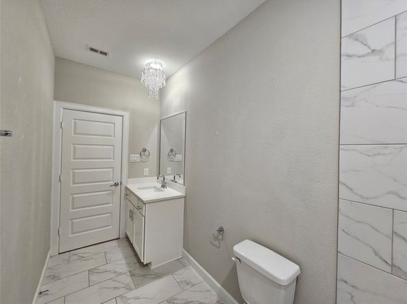 915 W 35th Street B, Houston TX 77018