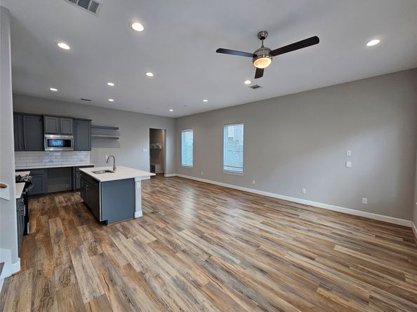 915 W 35th Street B, Houston TX 77018