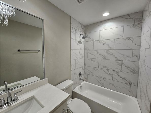 915 W 35th Street B, Houston TX 77018