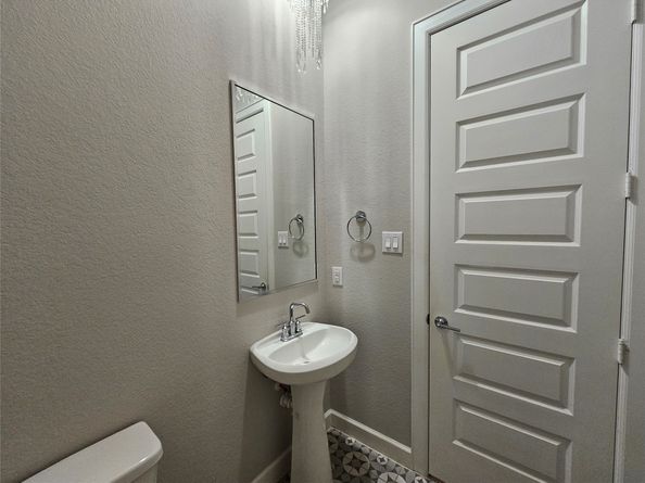 915 W 35th Street B, Houston TX 77018