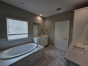 915 W 35th Street B, Houston TX 77018