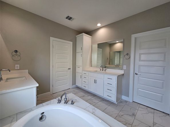 915 W 35th Street B, Houston TX 77018