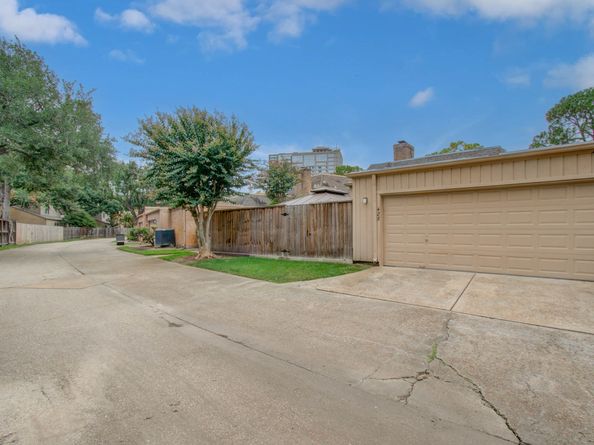 428 E Fair Harbor Lane, Houston TX 77079