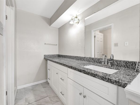 6358 Creekbend Drive 102, Houston TX 77096