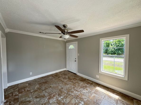 1013 E 40th Street, Houston TX 77022