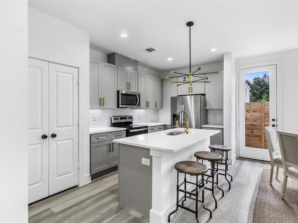 411 Alvia Run Lane, Houston TX 77018