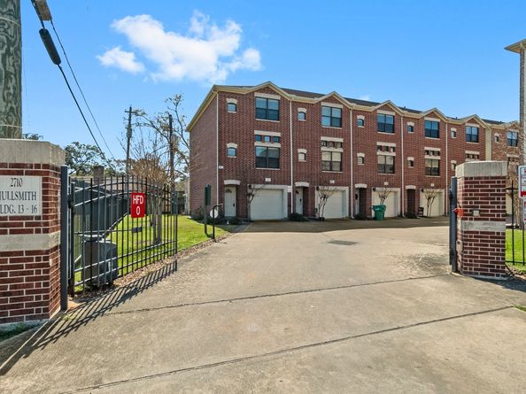 2710 Hullsmith Drive 1301, Houston TX 77063