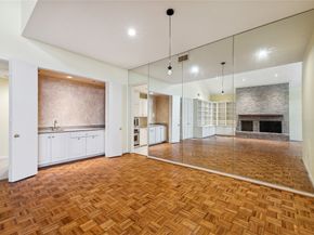 10 S Briar Hollow Lane 90, Houston TX 77027