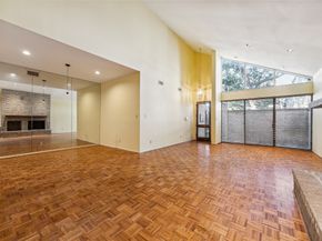 10 S Briar Hollow Lane 90, Houston TX 77027