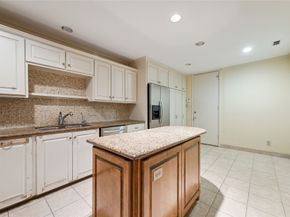 10 S Briar Hollow Lane 90, Houston TX 77027