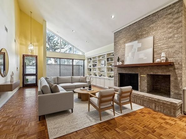 10 S Briar Hollow Lane 90, Houston TX 77027