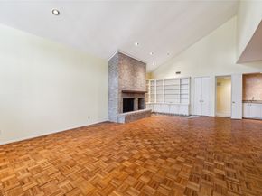 10 S Briar Hollow Lane 90, Houston TX 77027