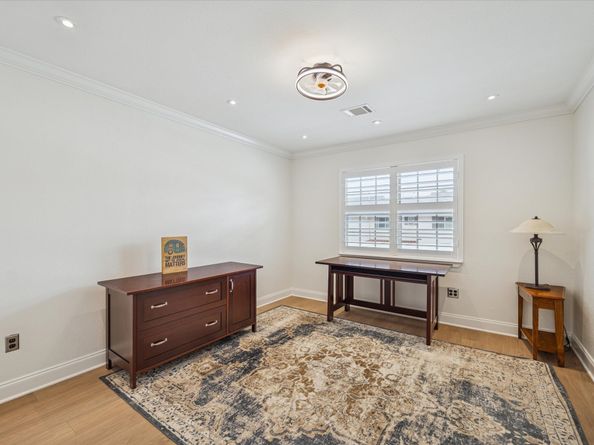 5857 Valley Forge Drive 110, Houston TX 77057