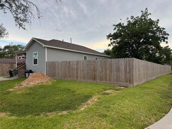 542 Coolwood Drive, Houston TX 77013