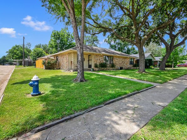 4923 Saxon Drive, Houston TX 77092