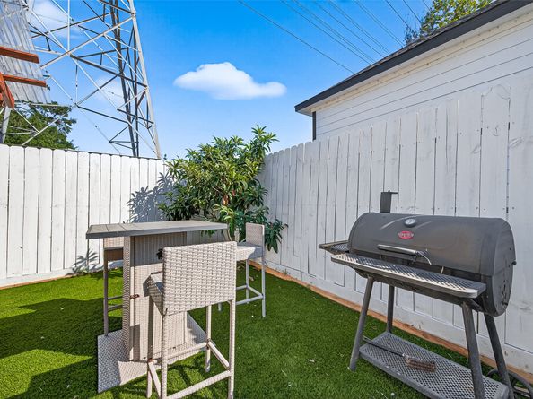 1602 Luzon Street, Houston TX 77009