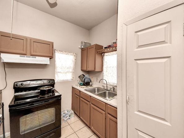 919 E 32nd Street, Houston TX 77022