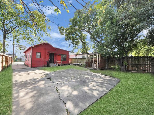 919 E 32nd Street, Houston TX 77022