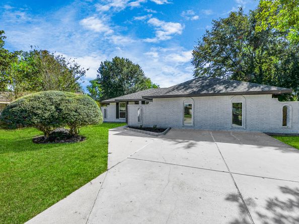 8706 Meadowview Drive, Houston TX 77037