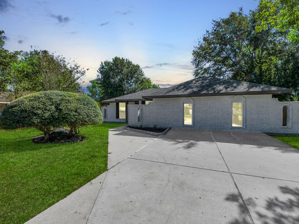 8706 Meadowview Drive, Houston TX 77037