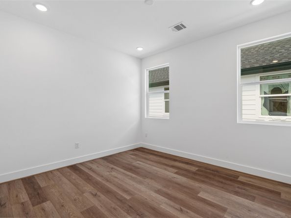 1031 S Victory Drive, Houston TX 77088