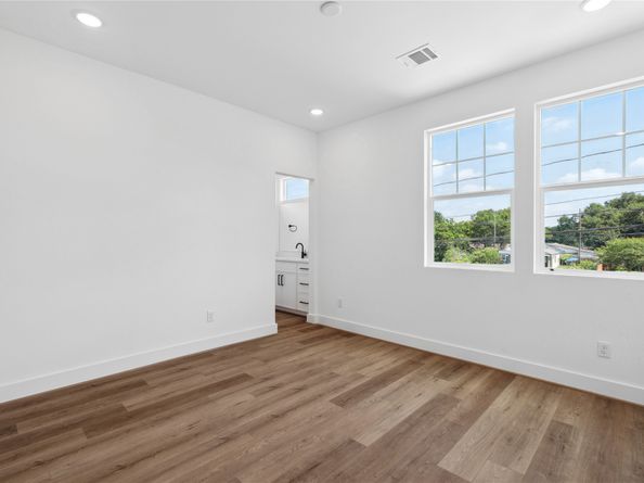 1031 S Victory Drive, Houston TX 77088