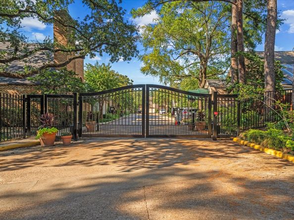 39 River Hollow Lane, Houston TX 77027