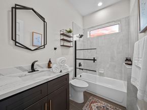 913 Thompson Street, Houston TX 77007