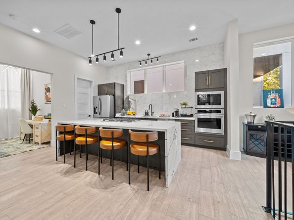 913 Thompson Street, Houston TX 77007