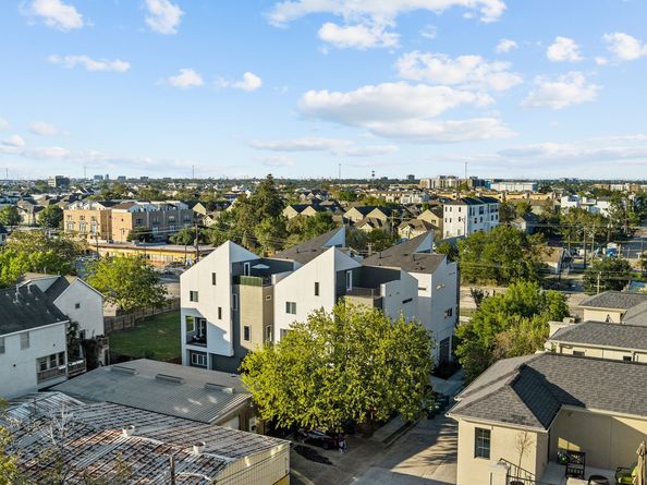 913 Thompson Street, Houston TX 77007