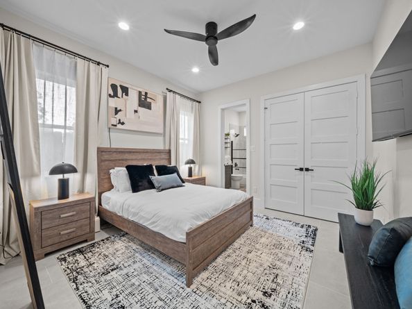 913 Thompson Street, Houston TX 77007