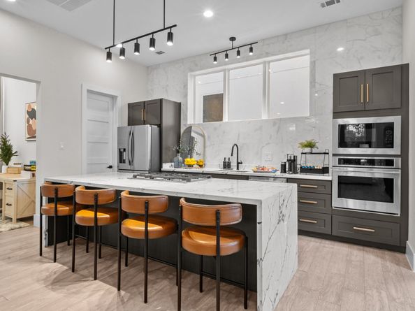 913 Thompson Street, Houston TX 77007